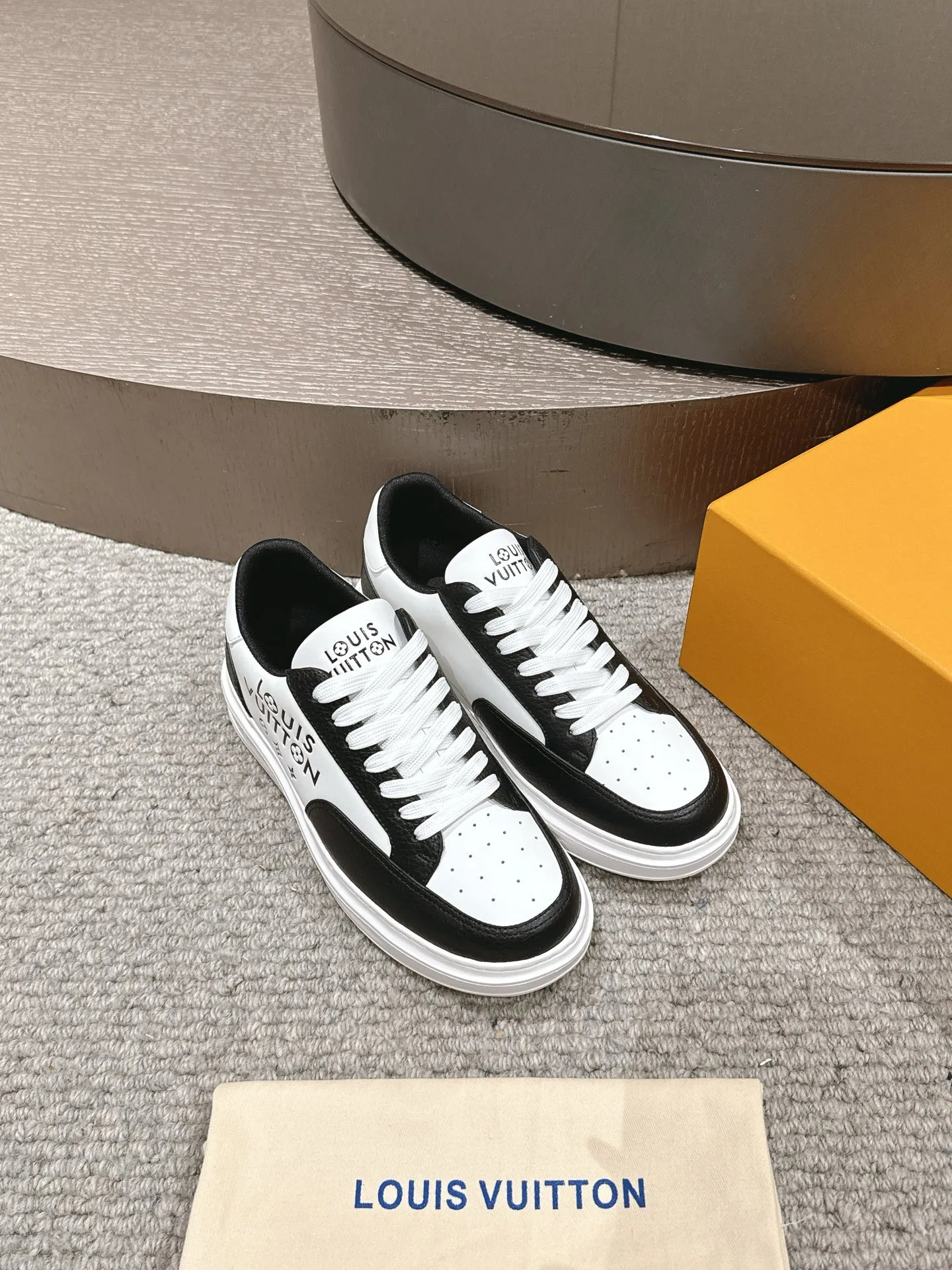 👟👟Ex-factory price 680👟👟 LV25 new style white shoes, best-selling model in the counter window, very three-dimensional and beautiful! Personalized printing, three-dimensional printed cowhide fabric...cowhide feet...original 4cm thick sole...Logo hot stamping, matching packaging, code number: 37-44 (45 customized, non-refundable)